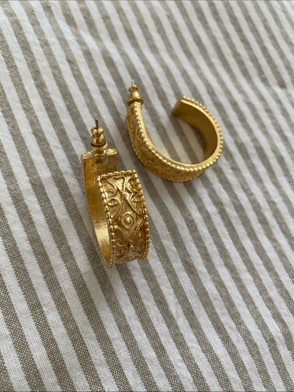 Vintage 90’s Intricate Gold Filigree Cuff Hoop Earrings - Picture 6 of 7